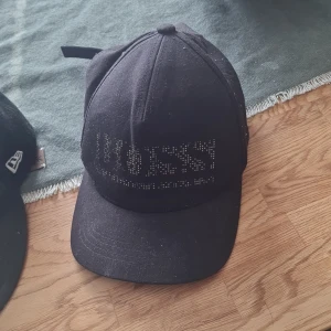 Hogo Boss keps - Svart Hugo Boss keps. Justerbar storlek. Använd fåtal gånger.