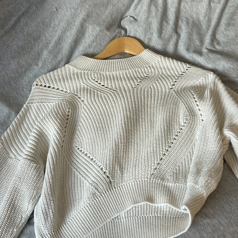 säljer denna stickade tröjan då den har blivit för liten för mig! superfint skick och jättefin🩷. Stickat.