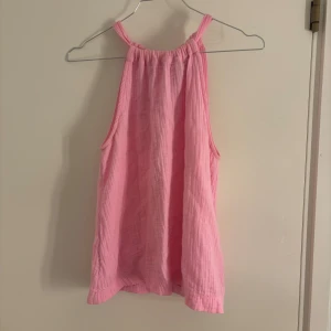 sommar topp - super söt sommar topp från vero moda 🌸 endast använd vid två tillfällen!