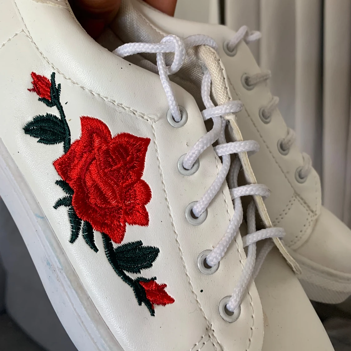 Vita sneakers med rosor - 91