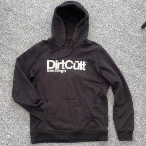 Svart hoodie - Säljer en svart hoodie från Dirtcult🤩Deras märke är tryckt på framsidan & den har snöre vid luvan!! Strl.L🙌🏻 I bra använt skick, har nått litet hål vid luvan (bild 3) som går att laga, sen små fläckar på framsidan (bild 4) & baksidan (bild 5)!! 🤗