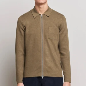 Samsøe Samsøe zip!  - Skick 10/10, bara använd ett fåtal gånger. Original pris 1500kr.