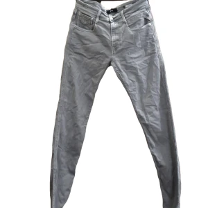 REPLAY anbass  - Säljer nu ett par REPLAY ”anbass” jeans i mycket fint skick. Storleken är W31L32(skriv privat för mer exakta mått).  Knappt använda så som sagt i väldigt bra skick. Kom gärna privat för fler frågor, bilder eller prisförslag :)   MVH