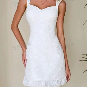 Sommar klänning - En fin vit sommarklänning. Klänning är använd endast en gång så den är i utmärkt skick.