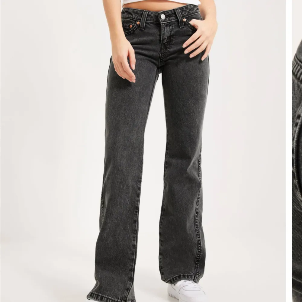 Ett par lågmidjade Levis jeans som är köpa för 1300kr. Dom är sparsamt använda så inga defekter förekommer. Storlek, w26 l32. Jag säljer dom nu för 350kr +frakten som tillkommer. Jag tar endast emot betalningar genom Swish. . Jeans & Byxor.