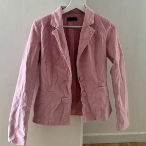 Jacka - En sommar jacka/kavaj från vero moda som är i bra skick och bara använd fåtal gånger🩷