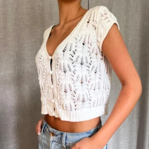 Virkad topp - Jättesöt virkad topp/kofta, superfin bara så eller tex med ett linne under. Bra skick. Står ej storlek, passar mig som vanligtvis har xs/s men skulle absolut passa större också, beror ju på hur man vill att den ska sitta.