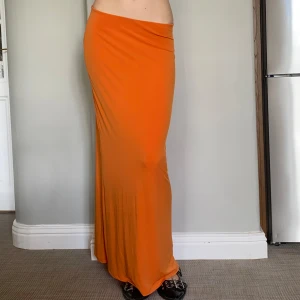 Orange Långkjol! 🧡 - Orange Långkjol i stretchigt material! Längd: 102 cm. Jag är 180 cm💗  Köparen betalar för frakt 💗
