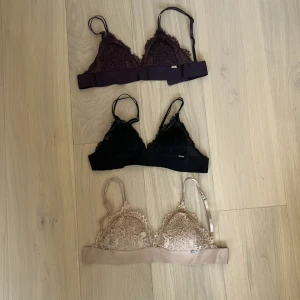 Ella m bh-ar  - Toppenskick säljer då de inte används❤️ köpte för 900kr tsm men säljer alla tre för 250kr, två för 180kr eller en för 100kr