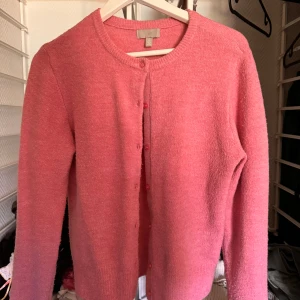 Rosa kofta  - Säljer denna fina söta rosa kofta från H&M i S💕💕