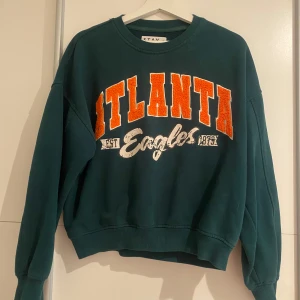 Sweatshirt - Säljer en sweatshirt från märket stay då den inte passar mig, storlek XS. Köpt för 499kr, säljer den för 180kr❤️