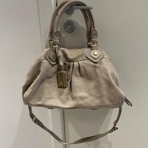Marc Jacobs väska  - Väskan är i näst intill nyskick men har två skador (se bild 4 och 5) men det är ingen man tänker på🩷 Skriv privat för frågor eller annat🫶🏻