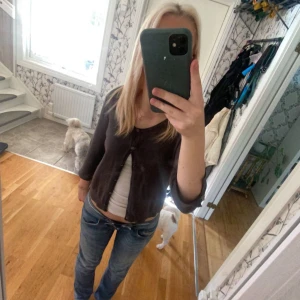 Kofta - Säljer denna Trekvartsärmad koftan med silver knappar på sig. Säljer den då den inte används