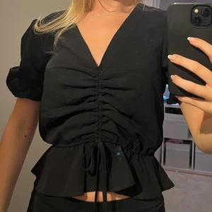 Svart topp - Svart topp storlek s🤍