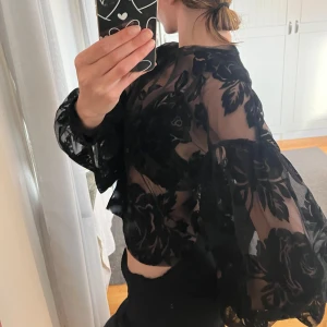 Svart spetstopp - Superfin topp perfekt till fest. Använd 2 ggr. Skriv för mer bilder eller ev frågor!❣️