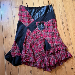 Alt maxi-kjol - Snygg röd/svart lång kjol från Bruno Bader i stl 46 (passar även 44) med detaljer i faux läder och ruffles. Ficka på framsidan och stängs genom en dragkedja på sidan. Fint skick! Inga bilder på ❤️‍🔥