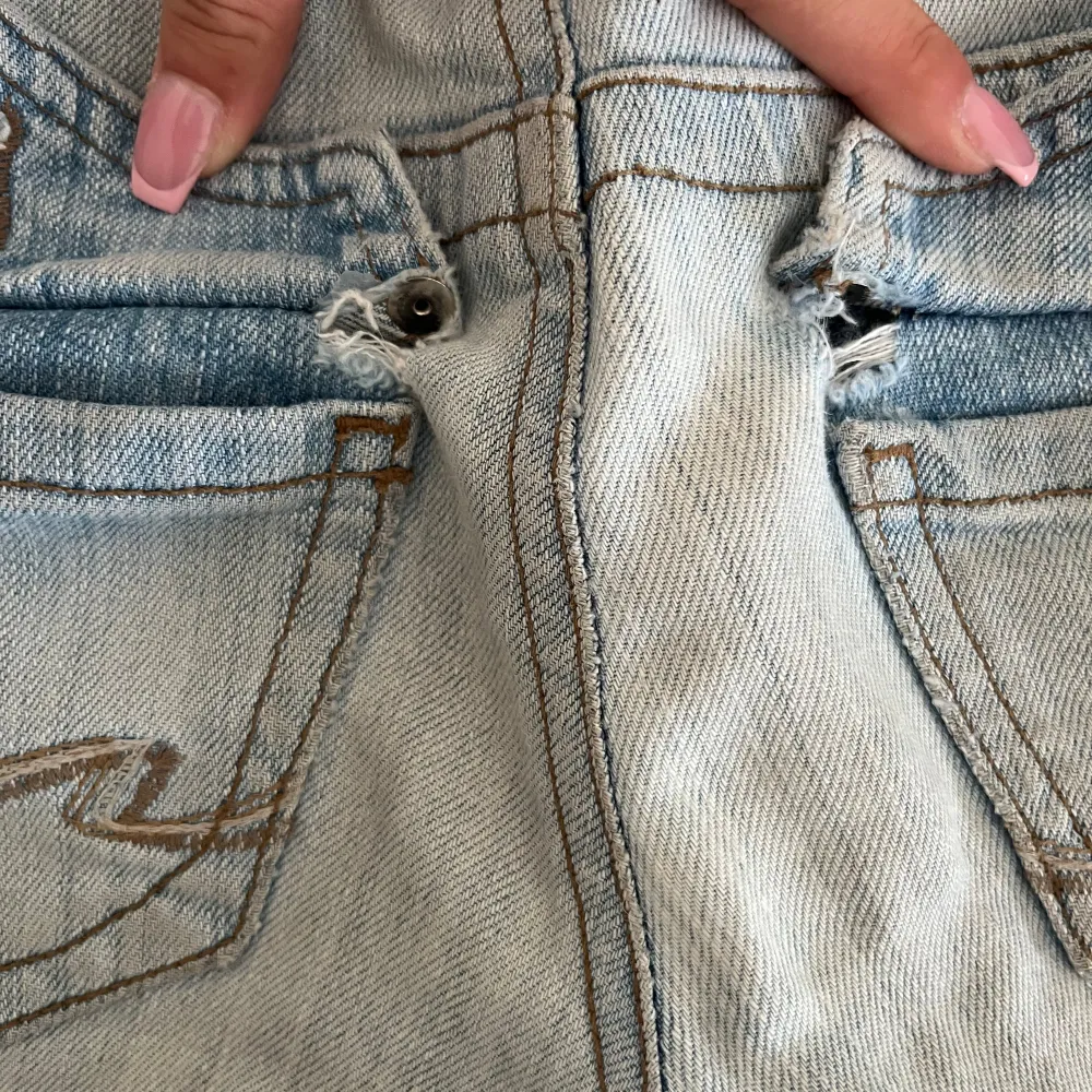  Säljer mina favoritjeans för att dom har tyvärr blivit för små i midjan Jeansen har två hål i båda bakfickorna som man ser på en av bilderna ovan💕 Men går nog lätt att fixa🩷 Skriv om ni har några frågor!. Jeans & Byxor.