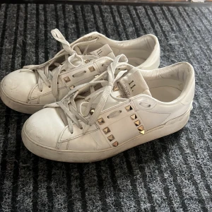 Valentino skor - Valentino skor storlek 38, nypris är 8500 från valentinos hemsida 