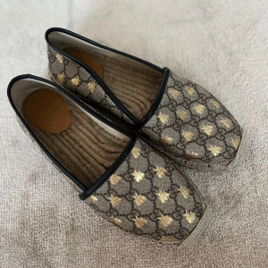 Gucci espadrillos  - Jätte fina espadrillos köpta för 3 år sen i Gucci butiken, säljer pga att jag inte använder dom🤍 Nypris: 8200kr 
