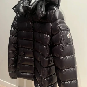 Moncler Jacka - Säljer denna jätte fina jacka i jätte bra skick, köpt för 2 år sen!  Nypris: 14 695 kr  Kvitto finns🤍