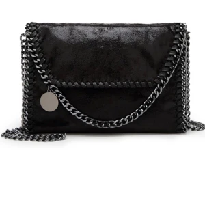 Linknande stella McCartney  - Säljer min jätte fina väska för den tyvärr inte kommer t användning skriv för egna bilder💞💞