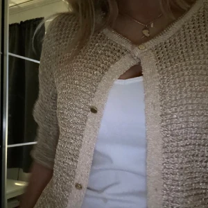 Guld glittrig kofta 💛  - Lånade bilder!  Säljer denna kofta med trekvartsärm som jag köpte här på plick 💕  Aldrig använd 