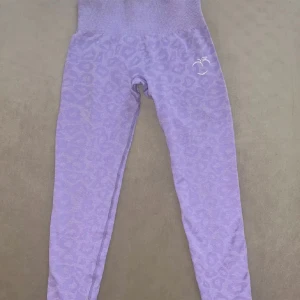 Peach tights - Säljer dessa tightsen från peach tights i storlek S! Bra skick! Säljer för 150kr