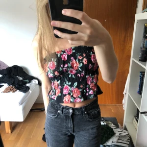 Blommig topp - Perfekt blommig topp till fest som hemmahäng 💕💕💕jättegullig liten topp som knappt är använd därav jag säljer