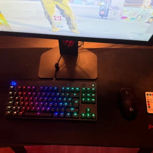 Gaming tillbehör  - Mus+laddare - Logitech G Pro X Superlight Trådlös Gamingmus - 600 kr           Musmatta hyper X pulsfire XL - 200 kr        Paketpris 700 kr