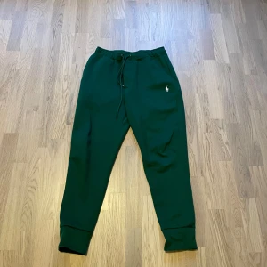 Ralph lauren byxor grön - Är i väldigt bra skick andvänt byxorna ett par få tals gånger
