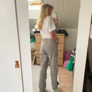 Populära Carhartt byxor!! - Måste tyvärr sälja dessa då dom har blivit för små🥲 supersnygga och nästan inte använda🌟🌟 storlek 27, 34💫 nypris 1600kr