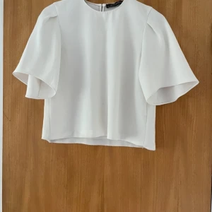 Blus  - Kortärmad blus ifrån zara, lite tecken på användning men inte alls något som skulle störa än