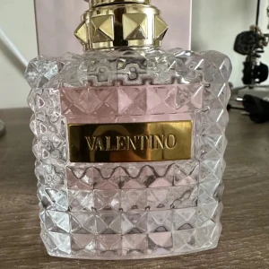 valentino donna  - säljer min valentino donna edp som jag köpte på kicks för 1800kr och det är väldigt mycket kvar. säljer för 800 för att få den såld 