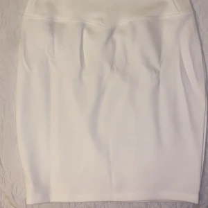 Vit kort kjol från Missäy! - Säljer denna snygga oanvända kortkjolen från Missäy. Jag har aldrig använd den och den har fortfarande lappen på. Köpte den för ett år sen men har bara aldrig sträckt mig efter just den och därför säljer jag den:) Den har väldigt fin passform😍