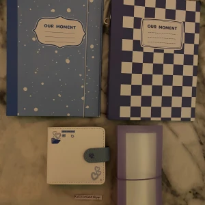 Binders - 2 A5 binders, 2 mini binders. Båda A5 har 8 pages, vita mini har 25 och den lila har 30 pages. En av A5 kommer med en liten kedja och en hjärt sak den sitter i. Hel blå 75kr ❌SÅLD, rutig 100kr❌, vit mini 110kr❌SÅLD, lila 40kr❌. + frakt   