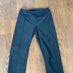 Svarta 3/4 träningsbyxor - Svarta träningstights som är 3/4 långa. Från stadium i storlek S