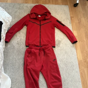Nike tech fleece röd - Hej. Säljer denna nike tech fleecen i röd. Skicket är 7/10 och size är S. Säljer för 1200 men kan gå ner i pris vid snabb affär.