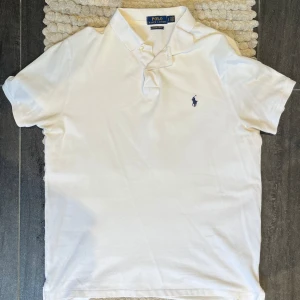 Polo Ralph Lauren Piké  - Riktigt schysst pike från Ralph Lauren som passar perfekt nu till sommaren || Storlek: L (kan passa M) || Mkt fint skick (förutom en knappt synbar fläck - se sista bilden)