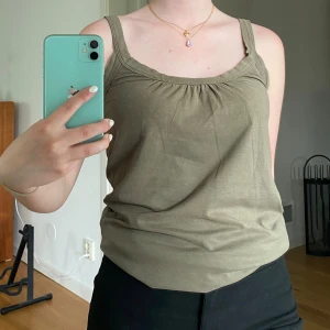 linne 💚 - Gullig topp, litet hål precis vi fållen som inte syns när det sitter på 🤍