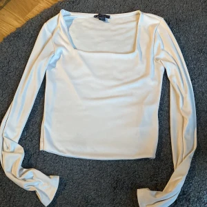 amisu top<3 - den är i ganska bra skick, använt 3 ggr, typ: polyester<3 pris kan diskuteras💕