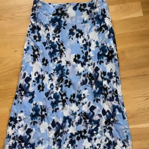 Kjol från & other stories  - Superfin kjol från & other stories, använd endast en gång så i nyskick. Något skrynklig då den legat vikt.  Nypris ca 690 kr, säljer för 250