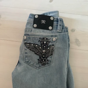 Miss me jeans 😍 - Splitter nya ljusblåa low waist jeans av miss me:s senaste nya byxor 😍 Prislappen kvar, storlek: w:24 längd 32 bootcut 