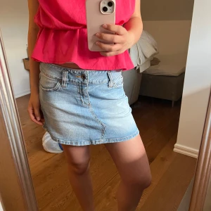 Lågmidjad jeanskjol ljusblå - Perfekta jeanskjol till sommaren! Lågmidjad och har inga defekter. Midjemåttet tvärsöver är 38cm och längden är 31cm. Köpte på Plick för några veckor sedan men har för många kjolar och behöver pengar. Säljer en rosa Lågmidjad kjol och sommartoppar!! 