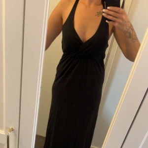 Maxiklänning halterneck - Luftig, superhärlig maxiklänning med halterneck knytning i nacken. Fint skick. Står storlek S i den men skulle säga att den passar allt från  S till L då jag kunde ha den både när jag var gravid och inte gravid :)