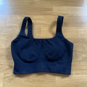 Sport topp - Sjukt snygg topp med inbyggd bh! Går både att använda som en träningssh o som en topp💕