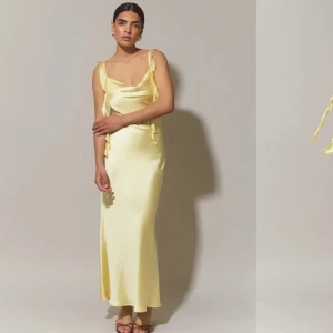 Gina tricot gula satinklänningar - Säljer två stycken helt nya med lappen i storlek 36 och 36 Gul frill dress  Finns i huddinge Obs helt slutsåld modell