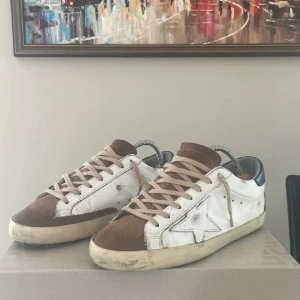 Golden goose - Hej säljer nu dessa Golden goose superstar. De är i bra skick några små defekter som knappast synd när de är på! Inget og medföljer. Storlek 41-42. Tar gärna byten.