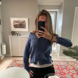 Cashmere kofta - Säljer min kofta från märket Garbo🩵det står strl M i koftan men skulle säga mer XS-S, 100% cashmere 