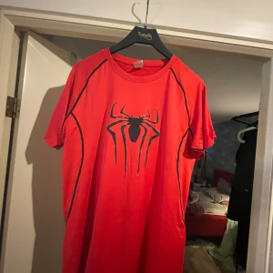 Spider-Man tröjor  - Säljer helt nya Spider-Man tröjor compression. 