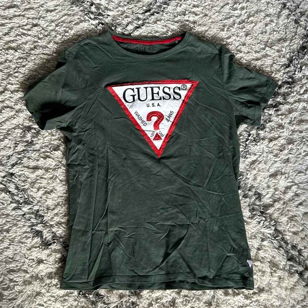 Fin mörkgrön guess t-shirt, flitigt använd men inga tydliga defekter!🌟 . T-shirts.